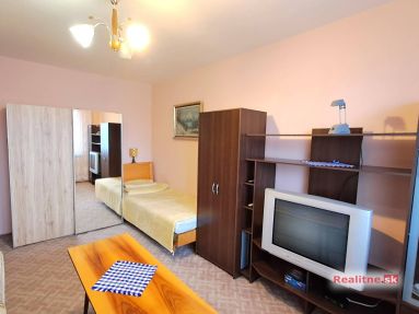 Prenájom 1-izbového bytu so zaskleným balkónom v Novej Lesnej