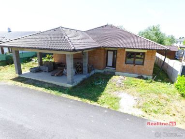 Priestranný rozostavaný 4-izbový rodinný dom v Trsticiach