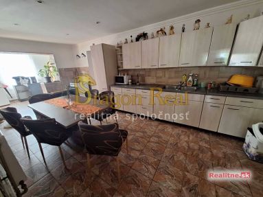 PREDAJ - Rodinný dom s altánkom - DRAHŇOV okr. Michalovce