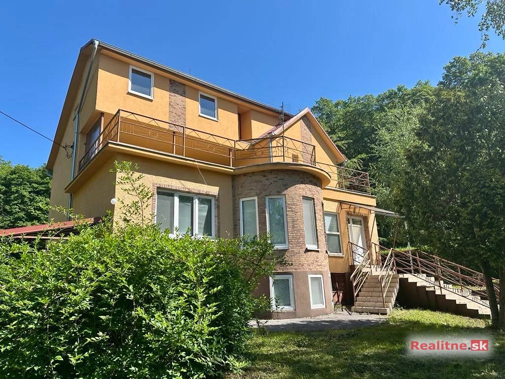 Priestranná chata s prvkami vily v Kováčovských kopcoch pri Chľabe