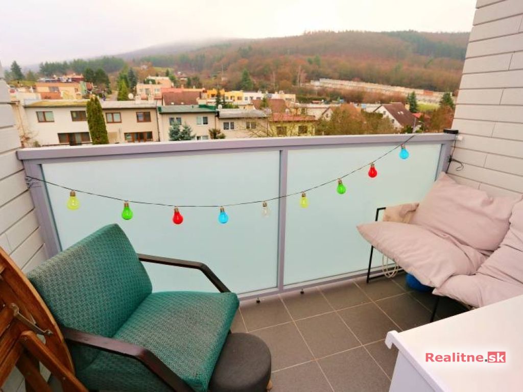 MODERNE ZREKONŠTRUOVANÝ A KOMPLETNE ZARIADENÝ 2-IZB. BYT S LODŽIOU 