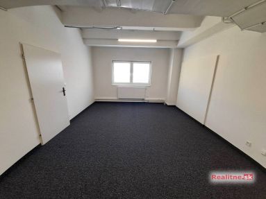 Na prenájom kancelárske a obchodné priestory 17 - 342 m2 blízko centra Poprad