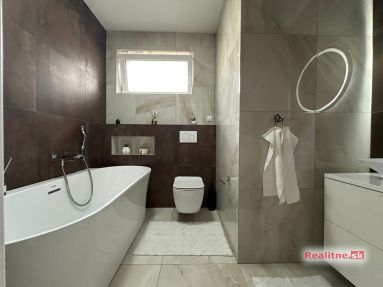 8ddda018-827a-42c4-ad68-460330171ec1