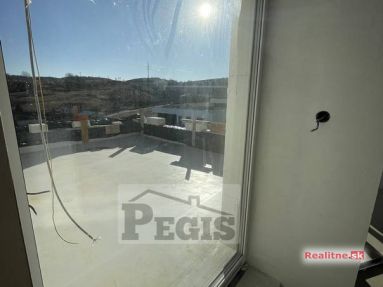 95_I_poschodie vyhlad na terasu z chodbicky