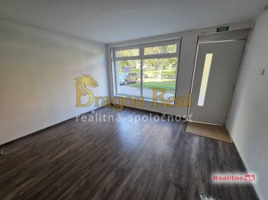 PRENÁJOM – Obchodný priestor o rozlohe 25 m2 – MICHALOVCE