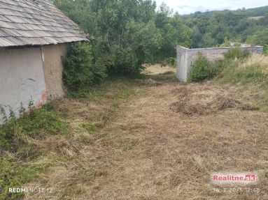 Predám slnečný pozemok s rozsiahlym pozemkom 