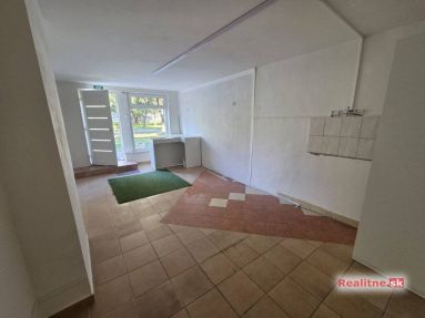 PRENÁJOM – Obchodný priestor o rozlohe 25 m2 – MICHALOVCE
