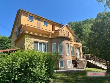 Priestranná chata s prvkami vily v Kováčovských kopcoch pri Chľabe