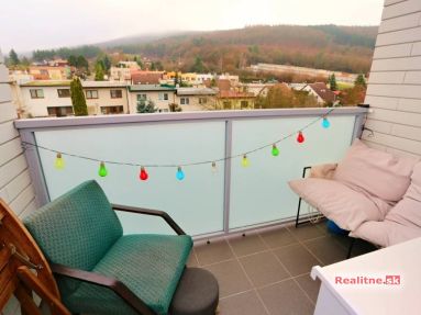 MODERNE ZREKONŠTRUOVANÝ A KOMPLETNE ZARIADENÝ 2-IZB. BYT S LODŽIOU 