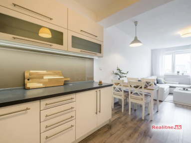 Snímka obrazovky 2026-04-18 o 21.49.00