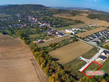 STAVEBNÝ POZEMOK 749 m²  ŠTVRTOK – NOVÁ CENA 105 000 €!
